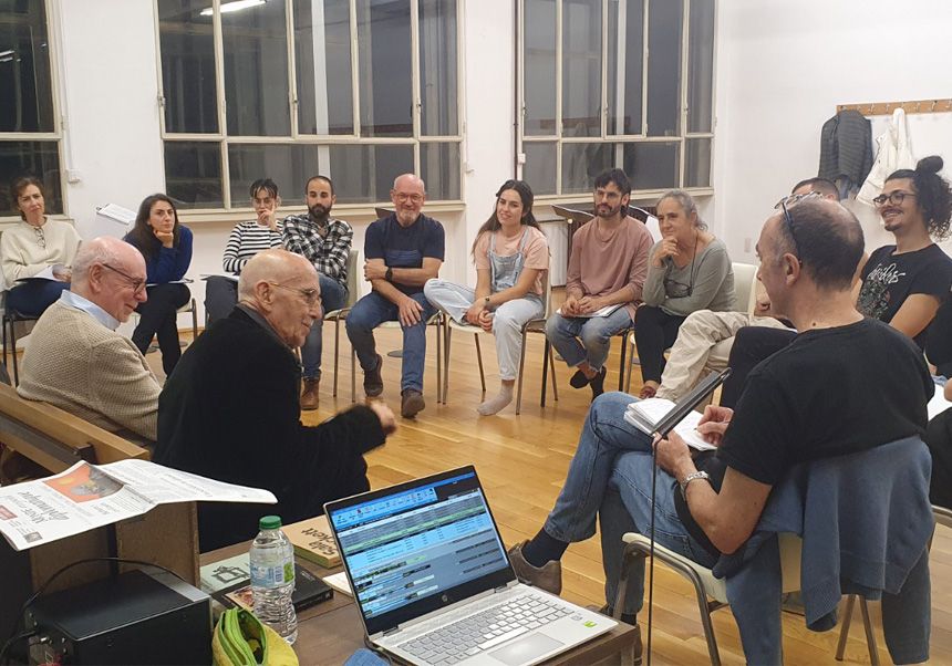 Ferran Montesa y Sanchis Sinisterra con el grupo de la lectura dramatizada.